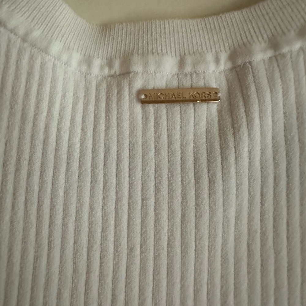 Elegant White Ribbed Dress - Picture 2 of 4